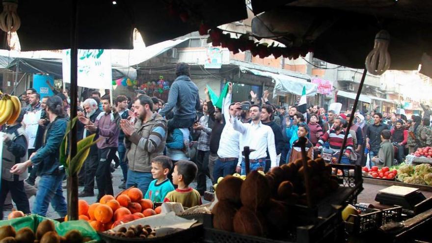 Manifestación contra el régimen de Asad en un barrio de Alepo.