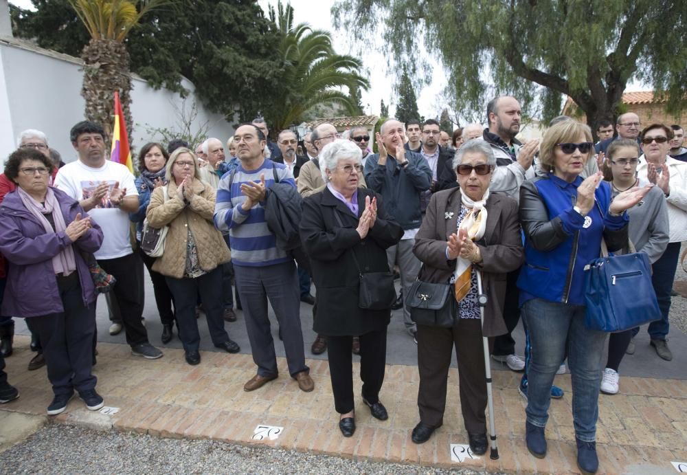 Descubrimiento de la nueva lápida para los fusilad