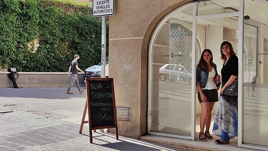 Les regidores Claudina Relat i Núria Masgrau, a l&#039;entrada del local del número 5 de la Muralla del Carme