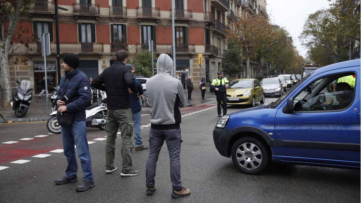 Los Mossos se encierran en la Conselleria d’Interior y cortan el tráfico en el paseo Sant Joan.