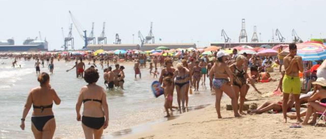 Sagunt retira de la playa las primeras sombrillas y sillas