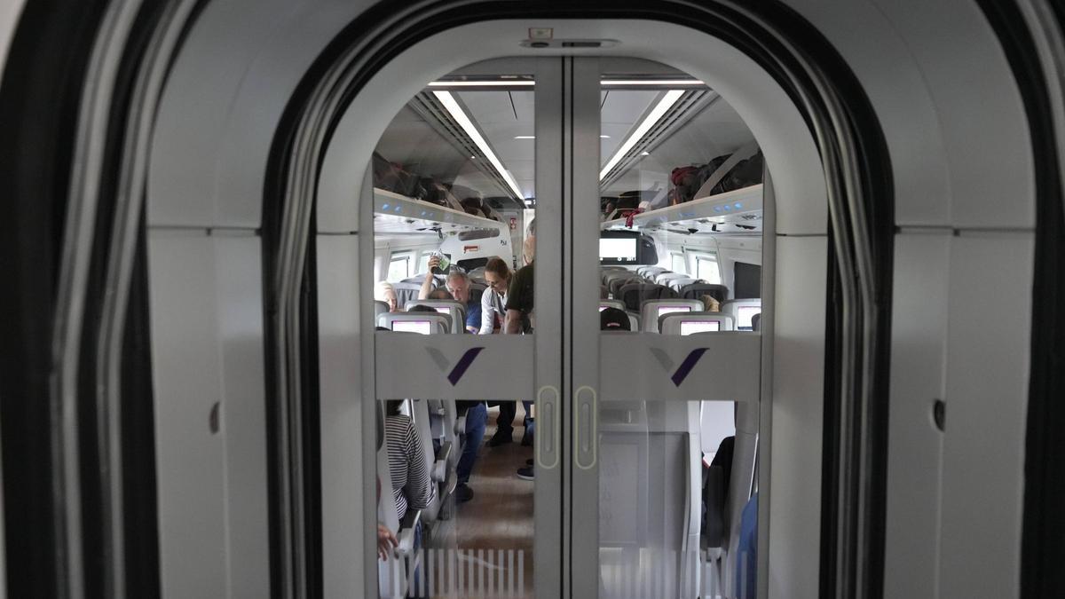 Tren Avril, que presta servicios AVE y Avlo (bajo coste) para Renfe