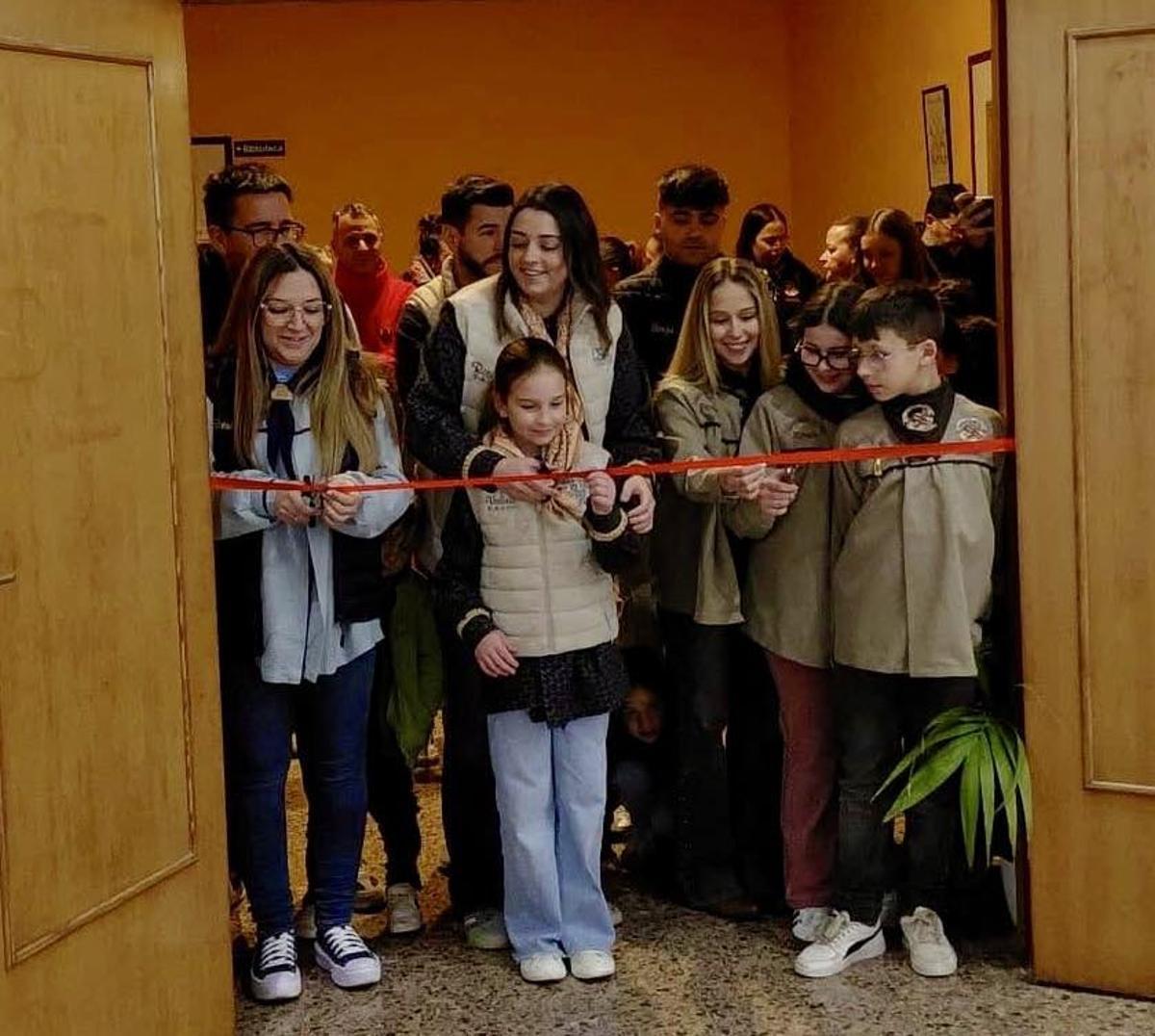 Representantes de las comisiones falleras de la Pobla Llarga en la inauguración de la exposición del "ninot".