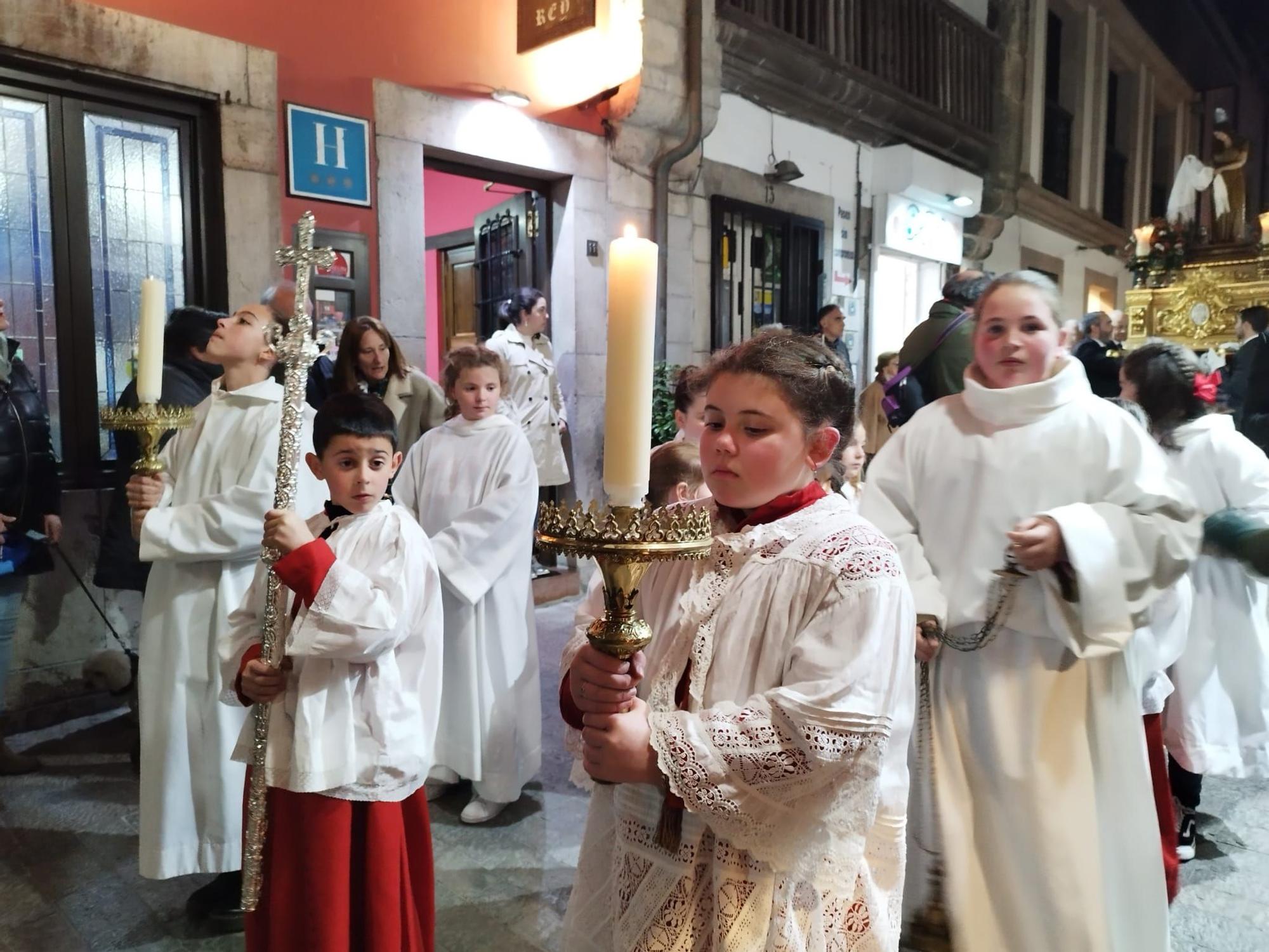 El Cirineo, La Magdalena y La Dolorosa procesionan por las calles de Llanes durante el Vía Crucis del Miércoles Santo