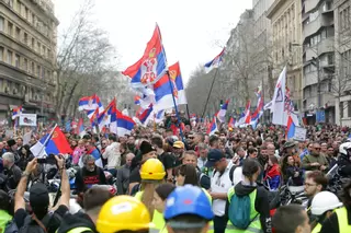 Miles de manifestantes protestan contra el Gobierno en Belgrado