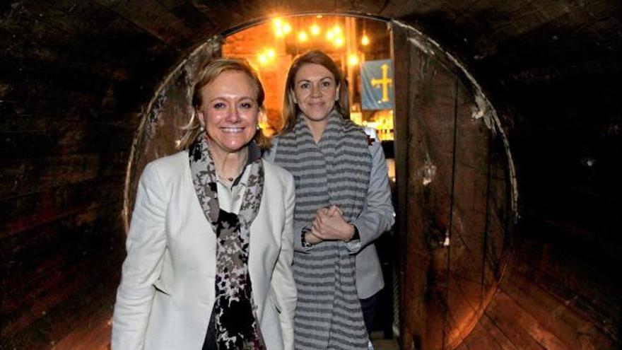 Mercedes Fernández y María Dolores de Cospedal, dentro de un tonel en el Museo de la Sidra de Nava.