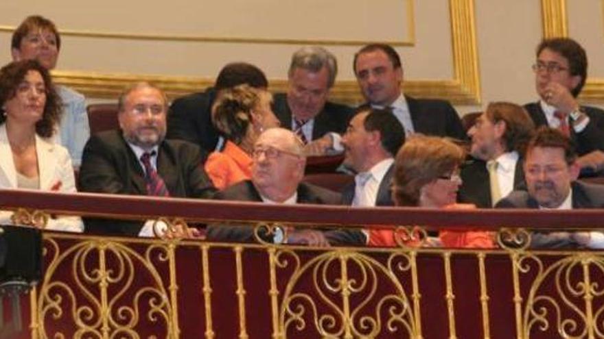 El hoy presidente Ximo Puig (derecha) asistió el 20 de septiembre de 2005 en el Congreso al debate del nuevo Estatut, del que fue ponente.