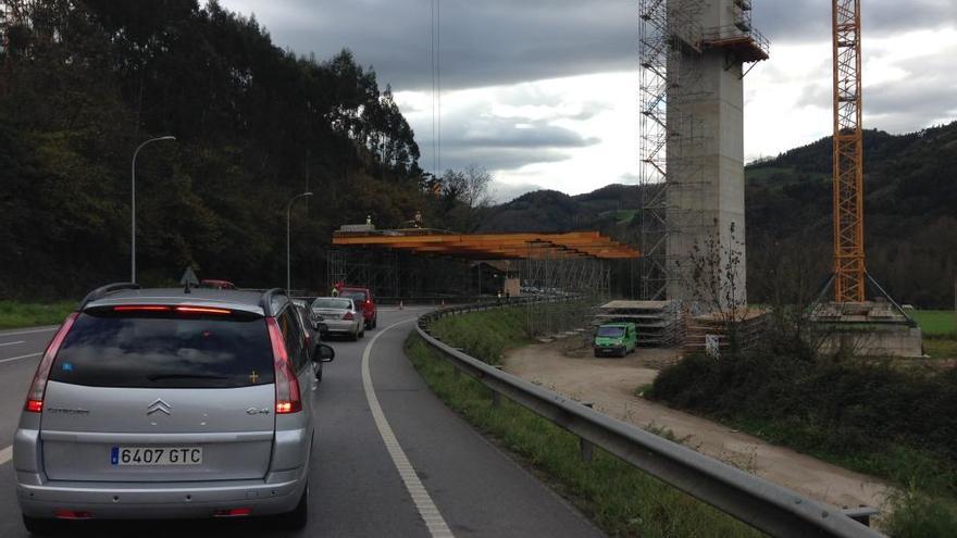 Coches parados ante las obras del tramo entre Doriga y Cornellana