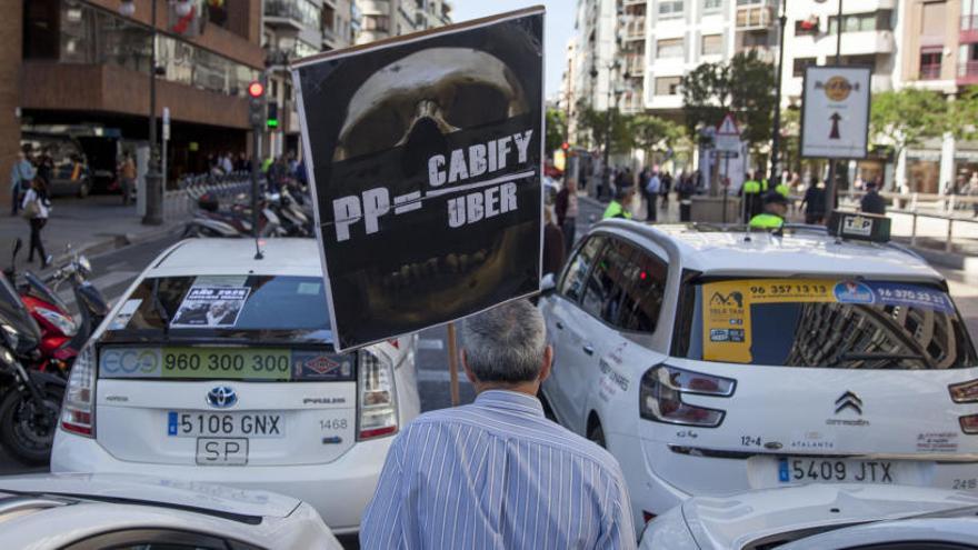 Protesta de taxistas contra Uber y Cabify