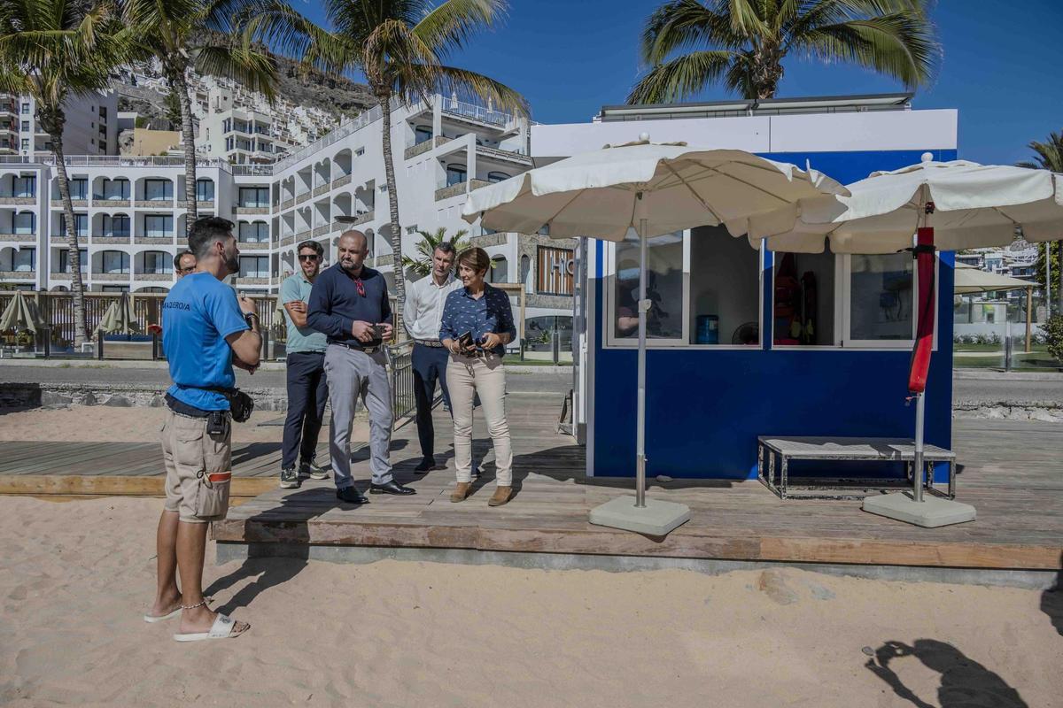 La alcaldesa Onalia Bueno y el consejero Carlos Álamo junto a miembros de gobierno en el nuevo módulo de Playa del Cura.