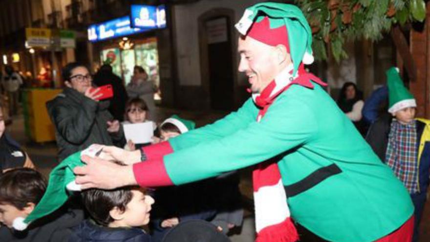 Los elfos reparten gorros para anunciar el comienzo de las fiestas de Navidad en Vilagarcía
