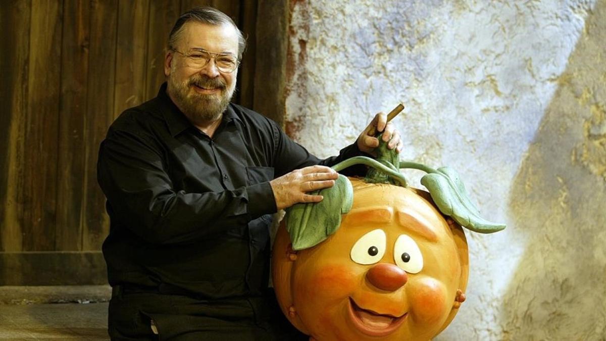 Narciso Ibáñez Serrador con una de sus criaturas más conocidas: la calabaza 'Ruperta', el premio maldito del 'Un, dos, tres'.