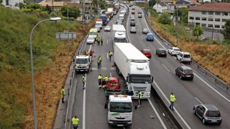 El accidente múltiple en dirección a Rande provocó una retención de tráfico kilométrica. // Marta G. Brea