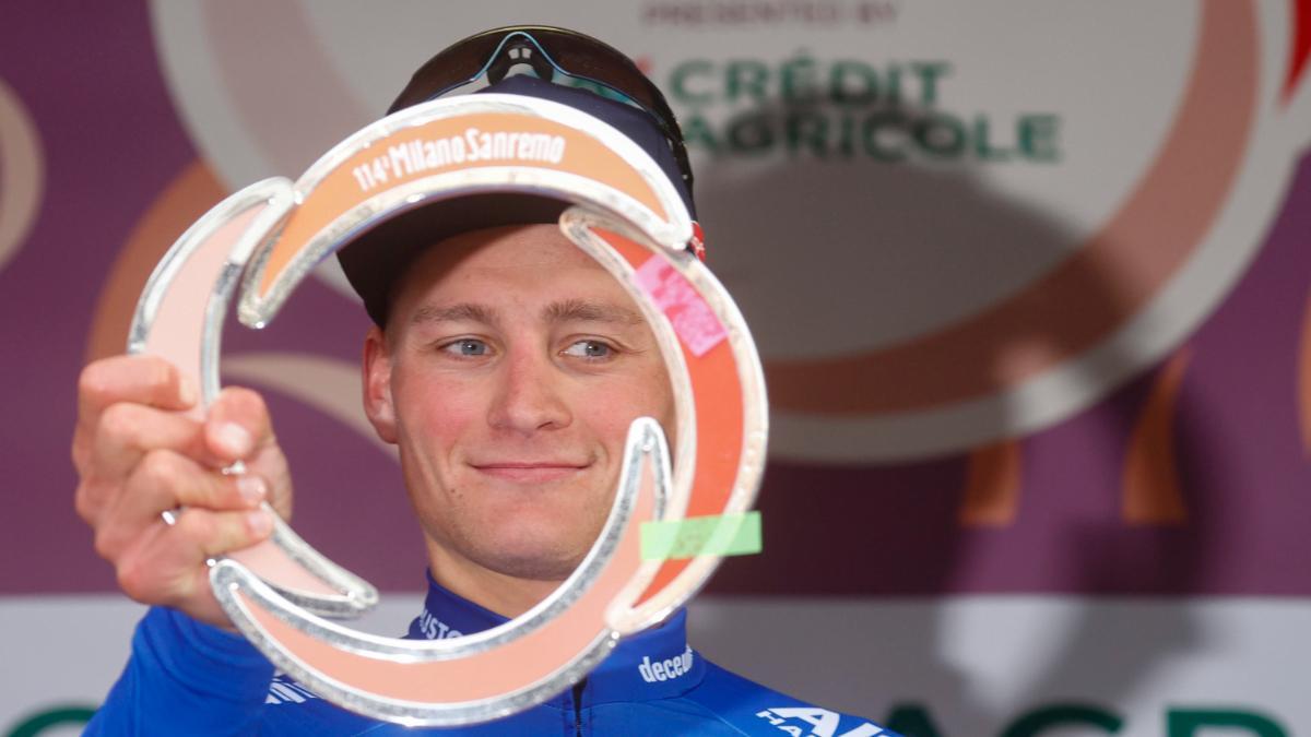 Van der Poel, con el trofeo de la Milán-San Remo