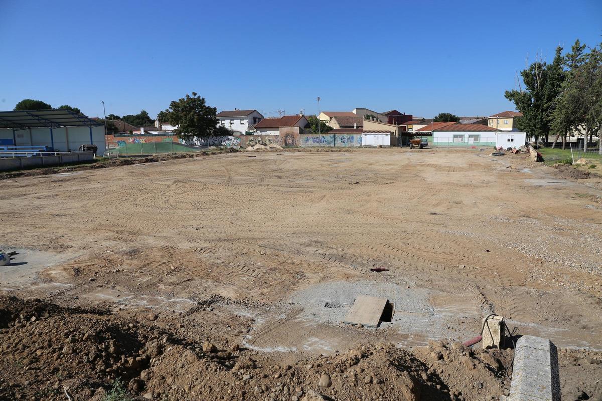 Primeros trabajos de movimientos de tierras y cimentación del edificio multiusos en Los Barreros de Villaralbo.
