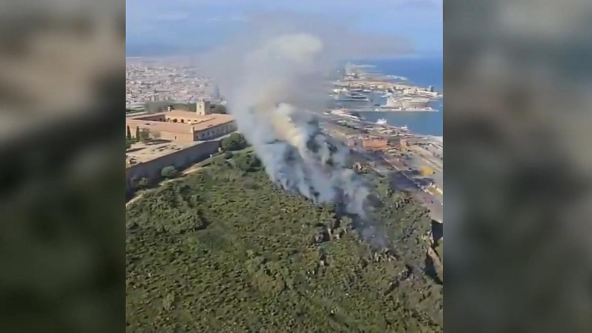 Bomberscat ha desplegado un helicóptero para apoyar al Cuerpo de Bomberos de Barcelona en las tareas de extinción del incendio forestal en Montjuïc.