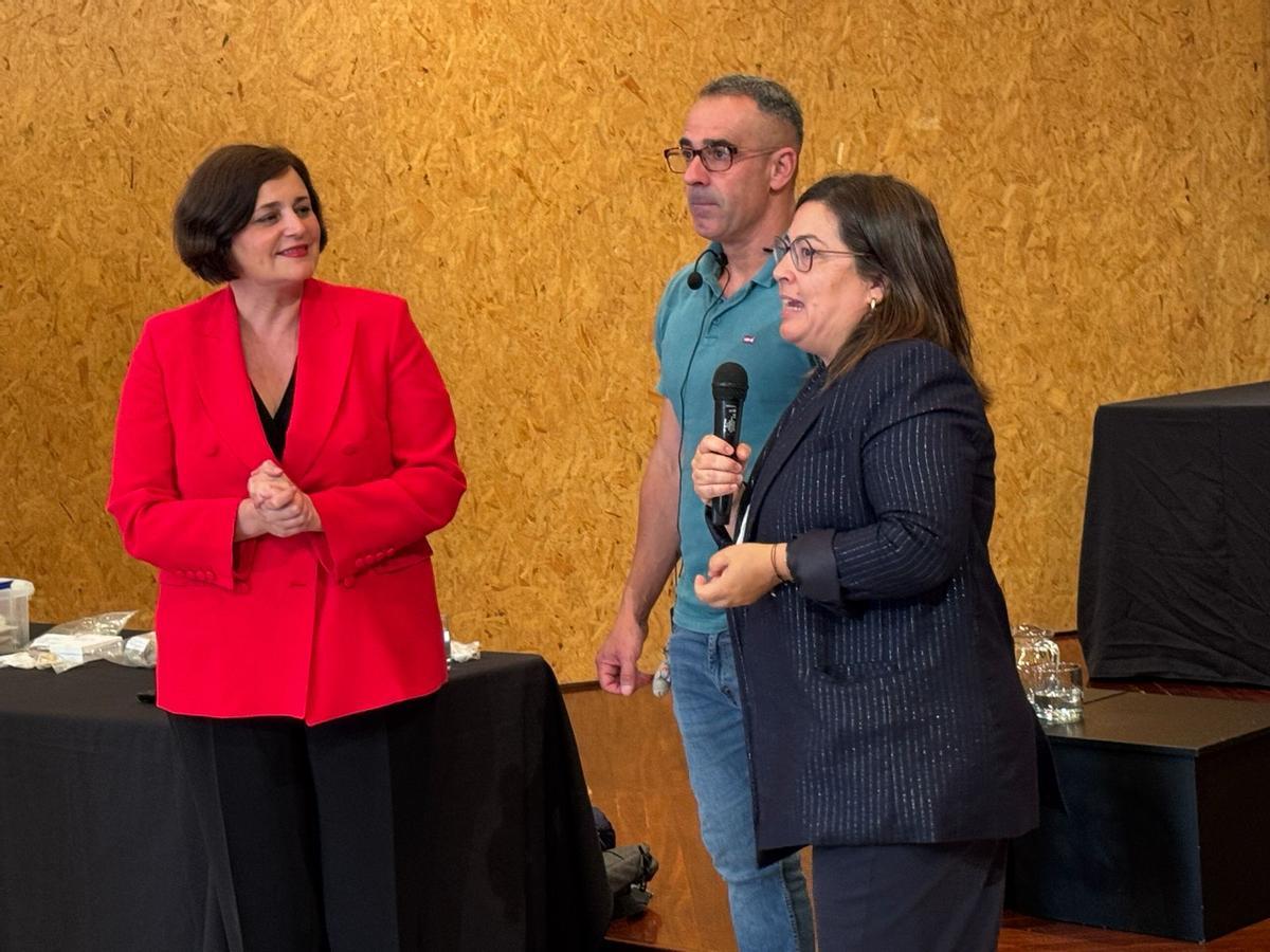 Reciente conferencia en la que los arqueólogos Daniel Belmonte y Ana Satorre (dcha) ofrecieron los últimos avances sobre sus estudios de los neandertales en Santa Pola
