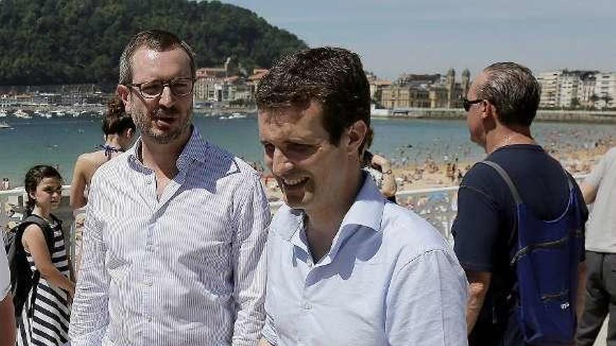 Casado, con el vicesecretario del PP Javier Maroto (a su dcha.) // Efe