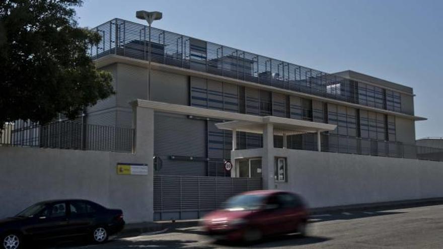 La Oficina de Tráfico de Elche está ubicada en la calle Fuensalida, junto a la carretera de Crevillent.