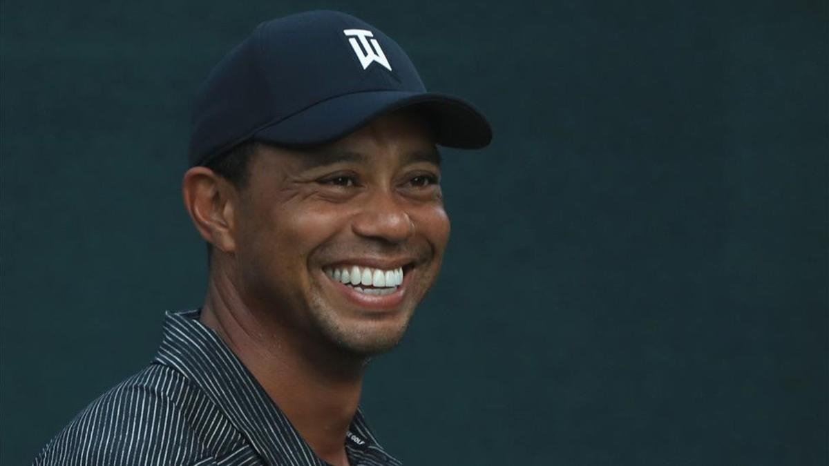 Tiger Woods recupera la sonrisa