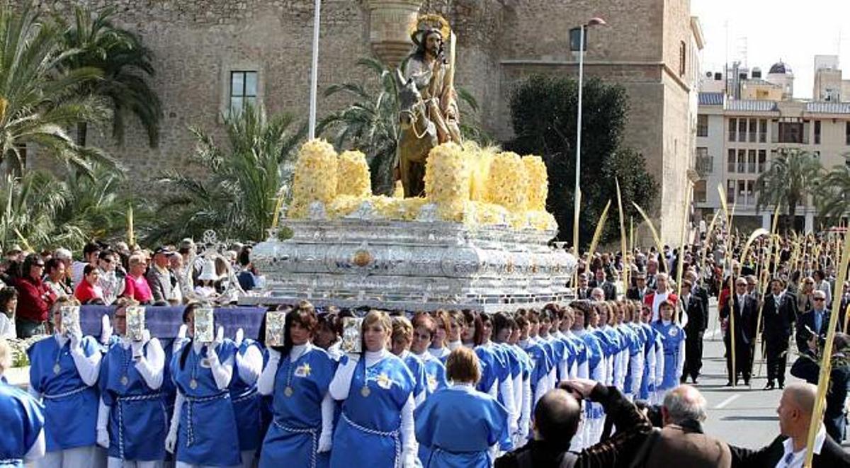 El trono fue portado por las costaleras de la Cofradía de la Santa Mujer Verónica.