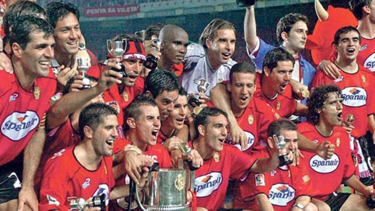 Los jugadores del Mallorca celebran la Copa del Rey conquistada en 2003.