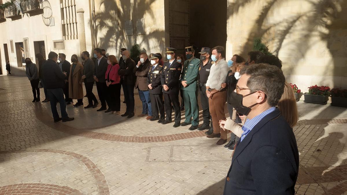 Un momento del minuto de silencio en la Plaça de Baix de Elche por la última víctima de la violencia machista