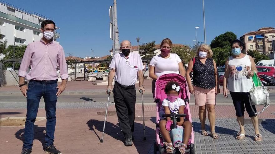 Vecinas de García Grana con Melody Jurado y su hija, el concejal socialista Pablo Orellana y el representante de Solidaridad, Rafael Martínez, el pasado martes.