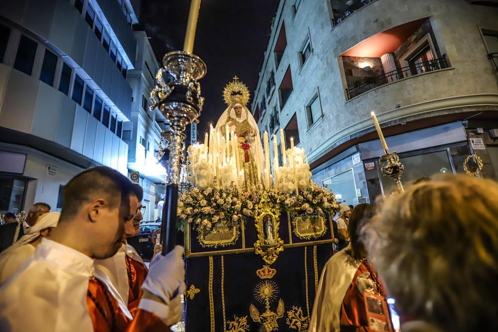 La imagen de María Santísima de la Victoria procesiona por primera vez en Torrevieja portada por 21 costaleros y costaleras