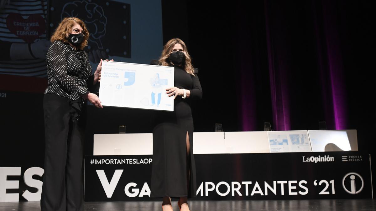 Esperanza Meseguer recibe el Premio Importante noviembre de manos de María Isabel Campuzano,  consejera de Educación de la CARM