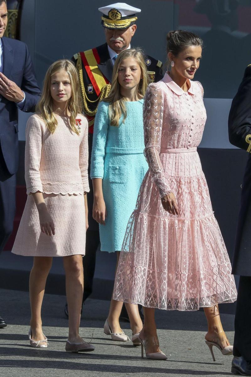 La reina y sus hijas, conjuntadas