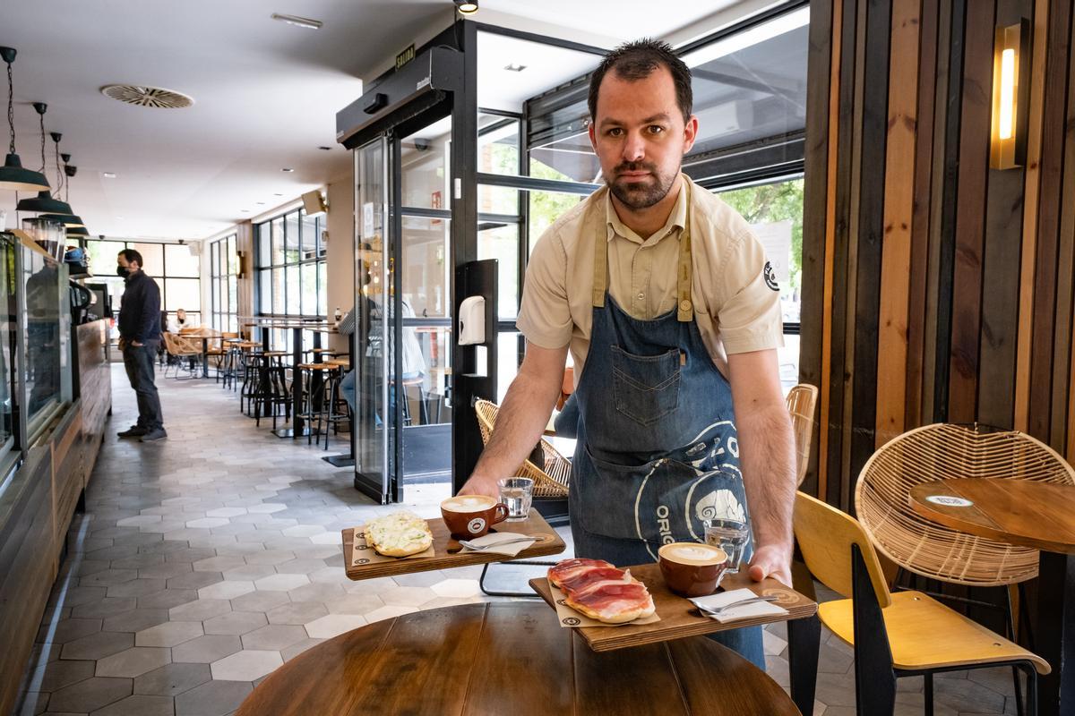 Martínez, el encargado el Floco de Valdepasillas, con un desayuno.