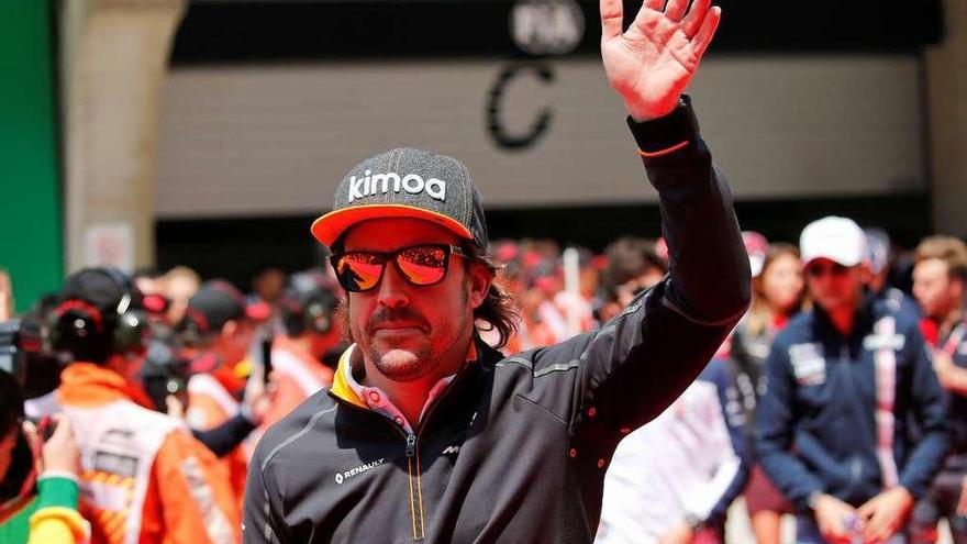 Alonso saluda al público en el Gran Premio de China. // Reuters