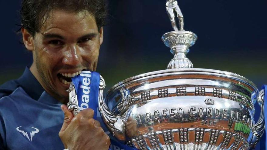 Rafa Nadal muerde el trofeo del Conde de Godó tras ganar la final ante Nishikori.