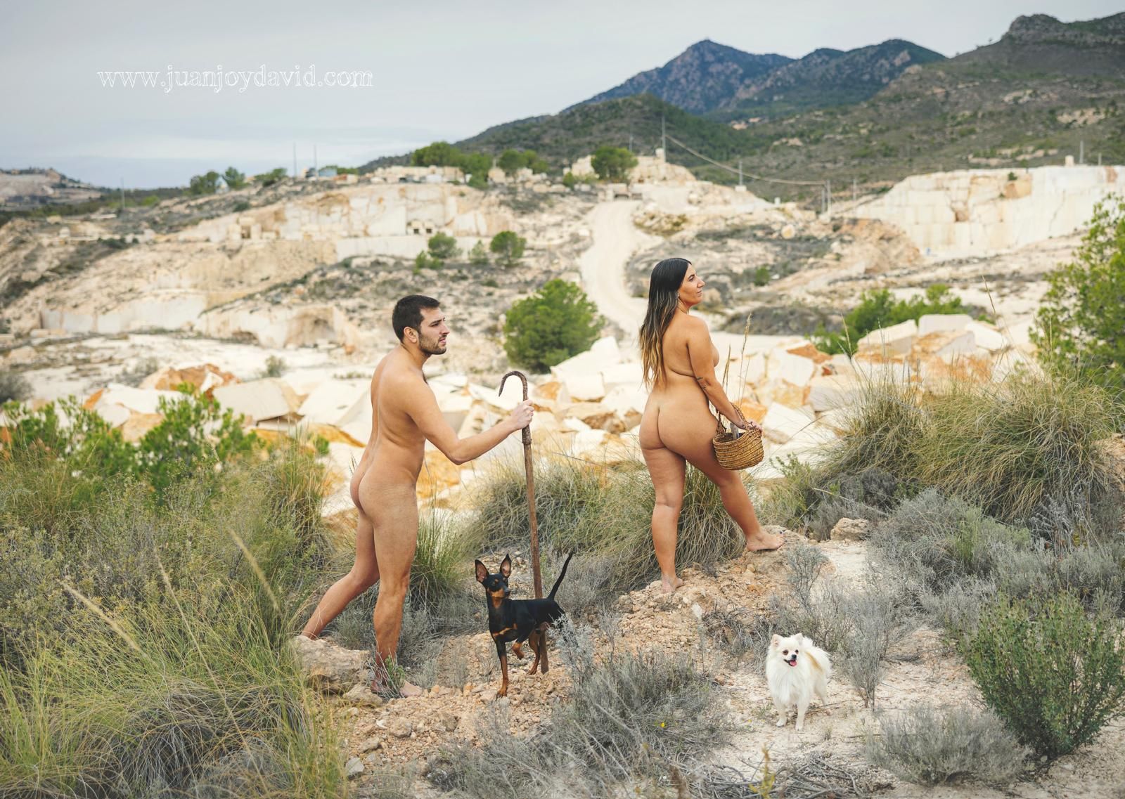 Las imágenes del calendario en los que los vecinos de Peña Zafra de Abajo aparecen desnudos