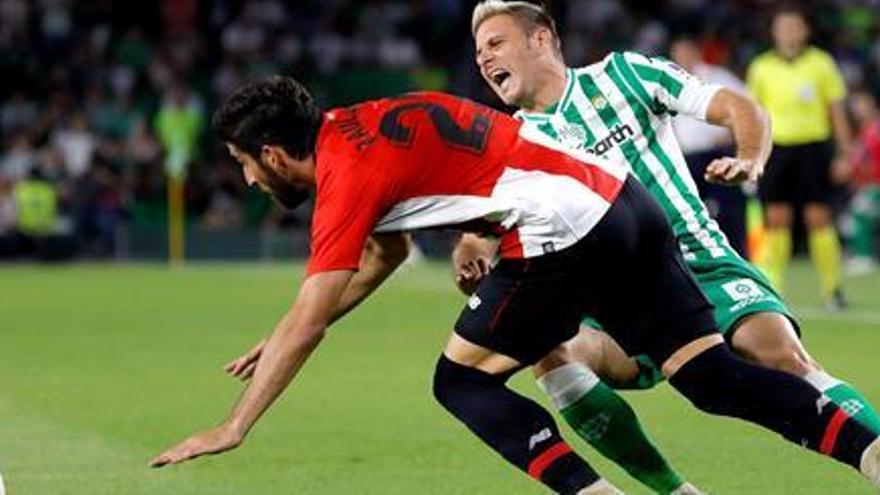 Raúl García y Joaquín pelean un balón.