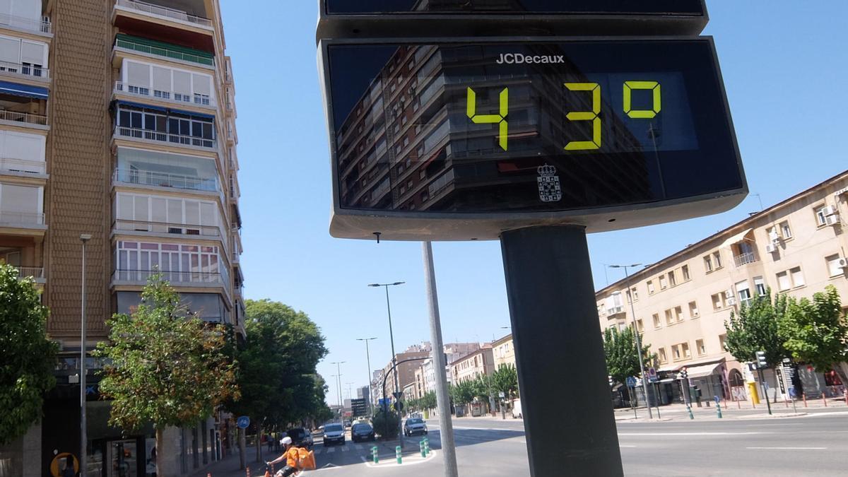 Un termómetro marca 43 grados en Murcia el verano pasado.