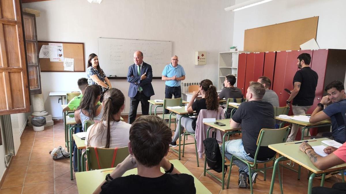 El alcalde de Antequera, Manuel Barón, ha visitado el Centro Ocupacional El Henchidero.