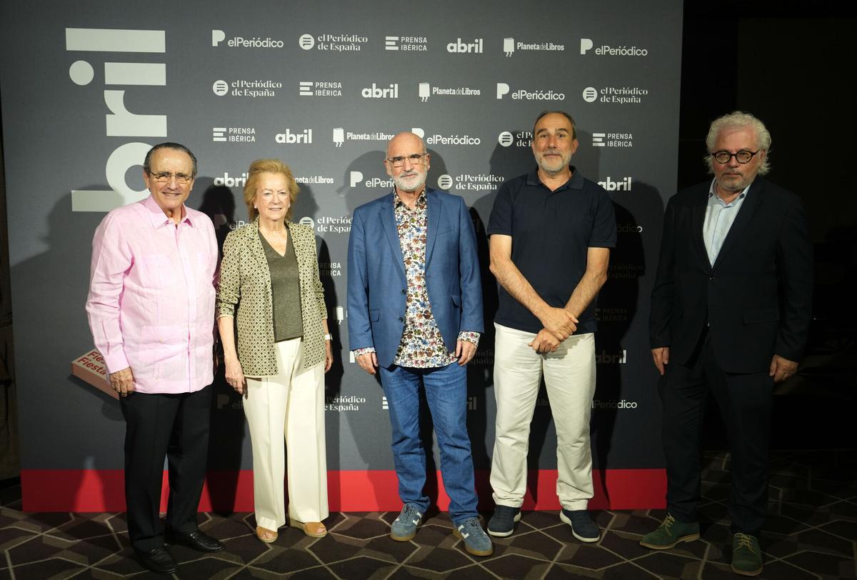 Javier Moll, presidente de Prensa Ibérica; Arantza Sarasola, vicepresidenta de Prensa Ibérica; el escritor Fernando Aramburu; Juan Cerezo, director editorial de Tusquets Editores, y Álex Sàlmon, director del suplemento ‘abril’