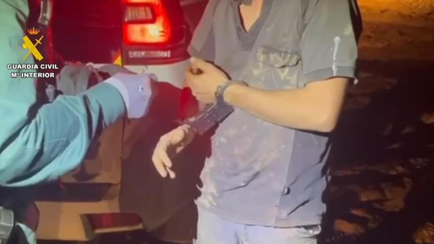 Detención de un saqueador en Picanya (Valencia) que andaba robando baterías, catalizadores y llantas de coches.