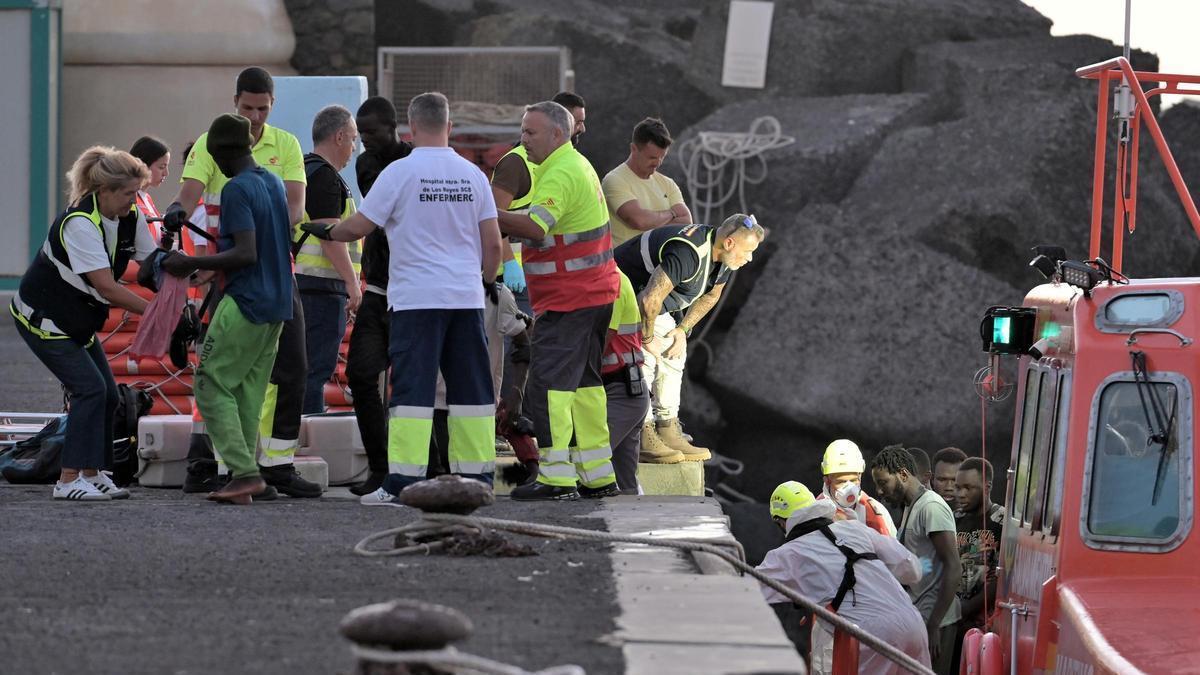 Se elevan a 557 las personas desembarcadas en El Hierro tras ser rescatadas de tres cayucos