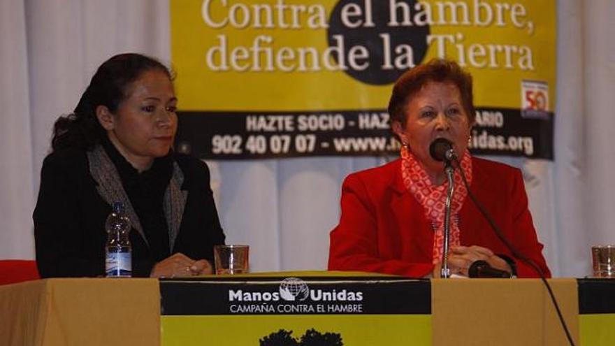 En el centro de la imagen la presidenta local de Manos Unidas, Pilar Pilo, ayer en la presentación de la campaña.