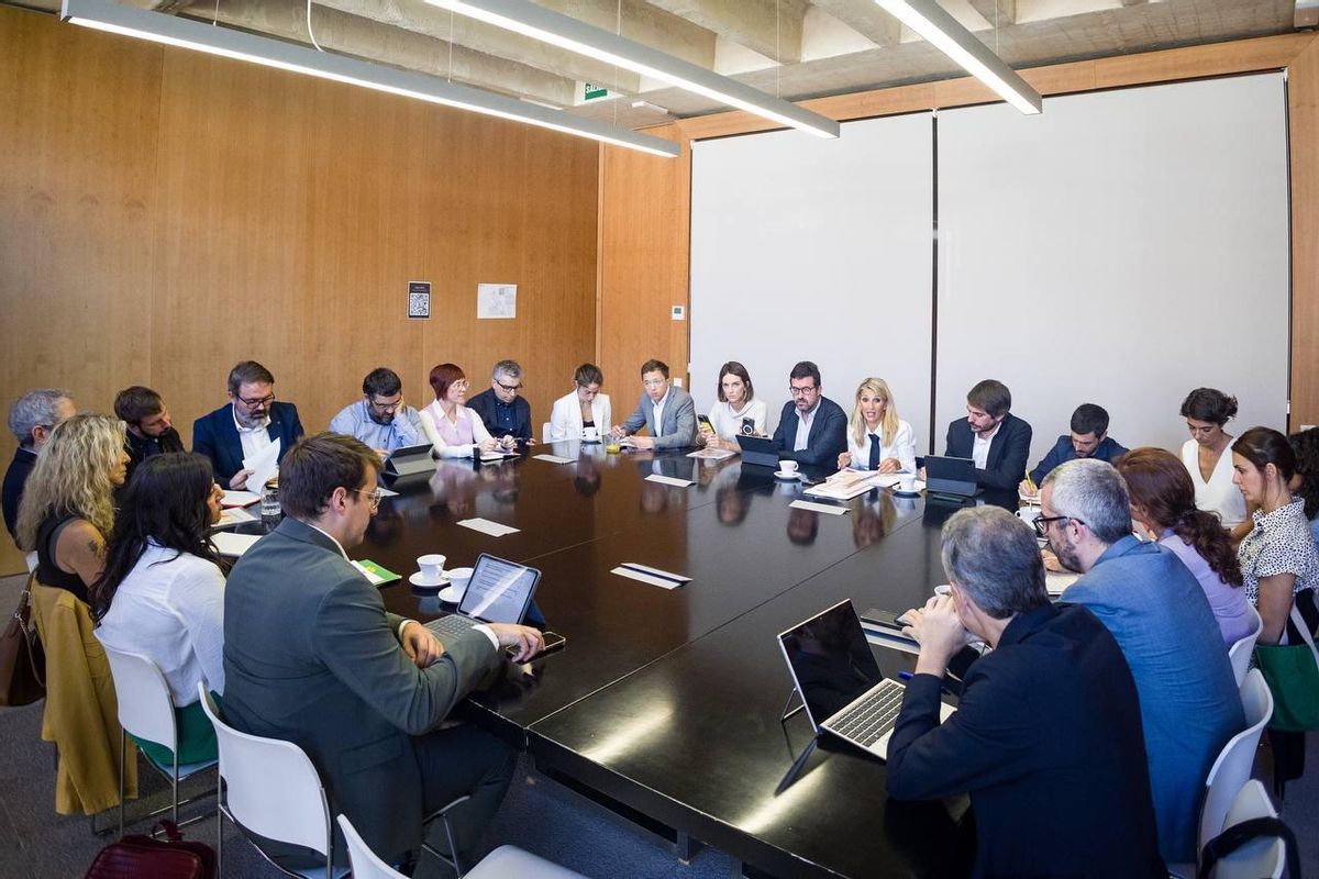Yolanda Díaz preside la reunión con los miembros del espacio político de Sumar, incluido Compromís, este lunes.