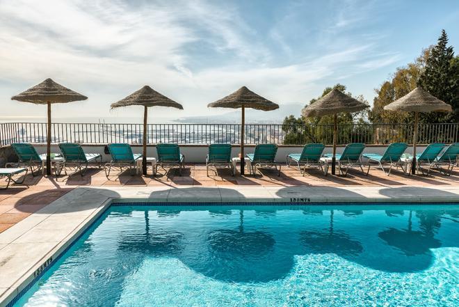 Aplaca el calor en la piscina que se encuentra en la azotea del Parador Málaga Gibralfaro.