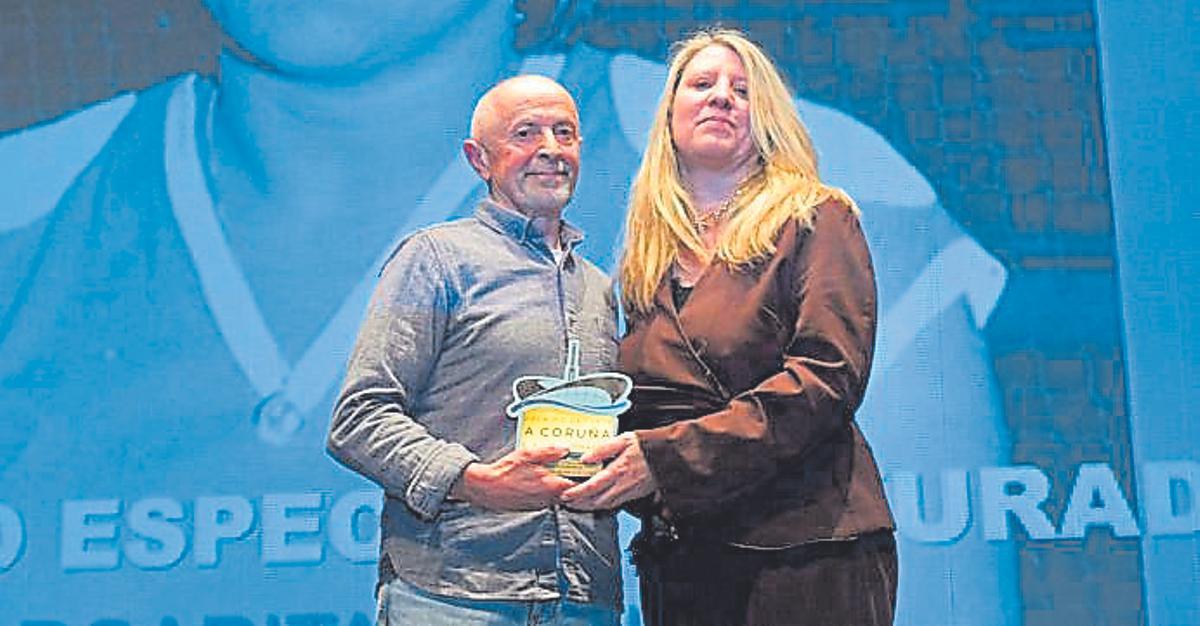José Luis Carballido, a la izquierda, junto a Paula Martínez, directora médica de HM hospitales en A Coruña.