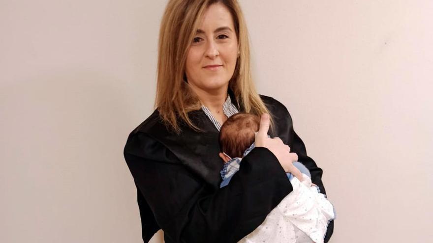 La abogada Marta Rodríguez, junto a su hija recién nacida.