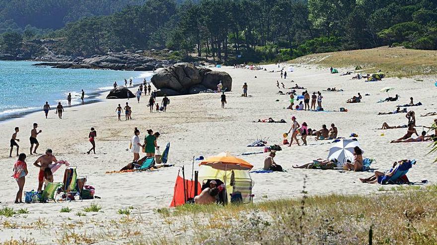 Bañistas, ayer, en la playa de Nerga.