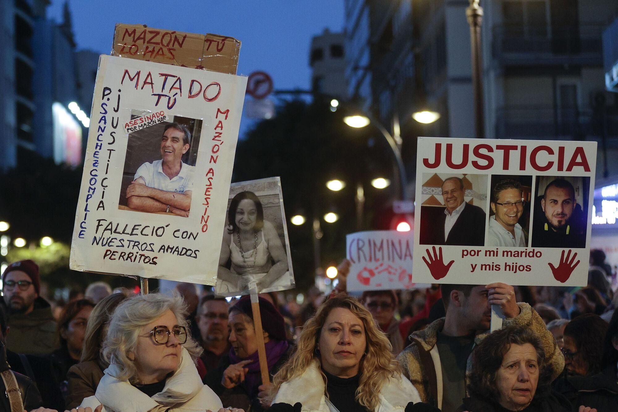 GRAFCVA5897. VALÈNCIA, 01/03/2025.- Las asociaciones de víctimas de la dana del 29 de octubre han encabezado la quinta manifestación convocada por entidades cívicas, sociales y sindicales bajo el lema 'Mazón dimisión', para exigir la salida del president de la Generalitat tras su "criminal gestión" de la tragedia. EFE/Manuel Bruque