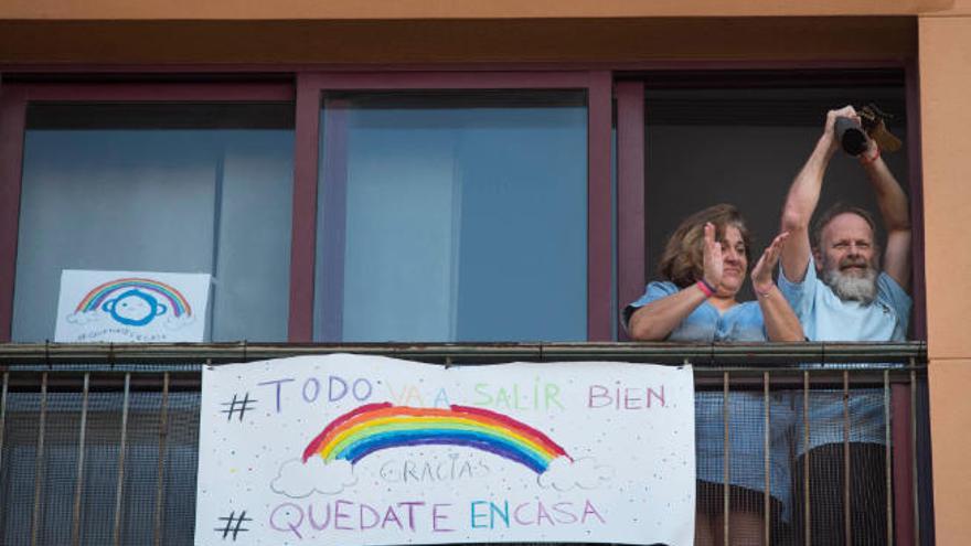 Vecinos de Santa Cruz, ayer con un cartel en su balcón.