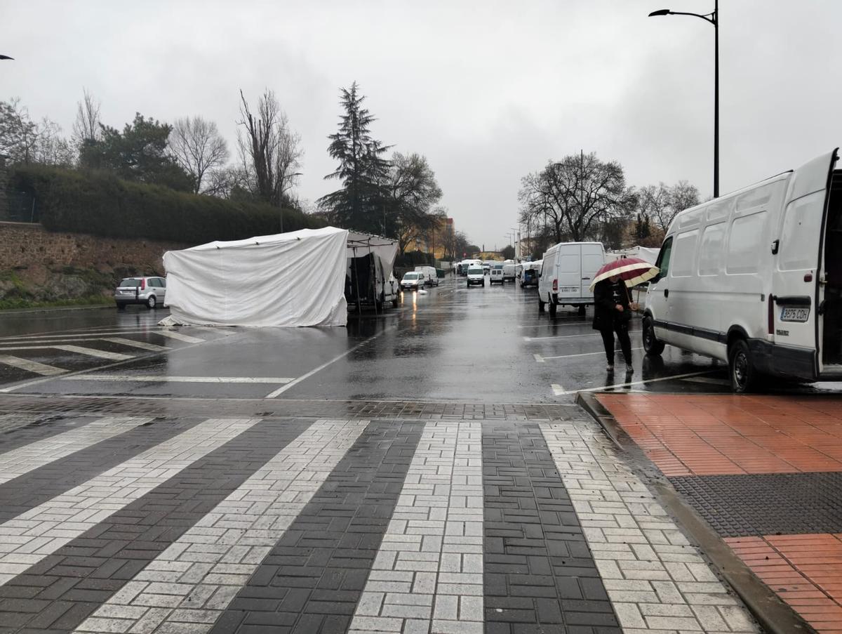 Fotogalería | La lluvia agua el mercadillo de La Hispanidad de Plasencia